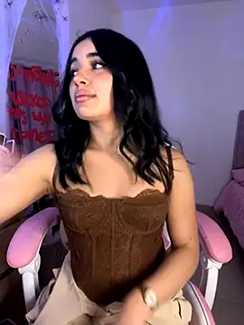 Snapshot of Emily-14 chatting on 10-28-25, 05:00 Emily-14 online show from 10-28-25, 05:00