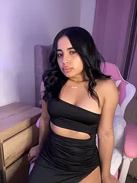 Snapshot of Emily-14 chatting on 11-25-25, 05:18 Emily-14 online show from 11-25-25, 05:18