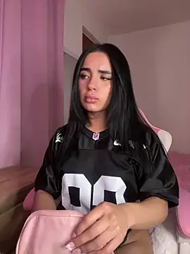 Snapshot of Emily-14 chatting on 12-17-25, 06:52 Emily-14 online show from 12-17-25, 06:52