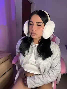 Snapshot of Emily-14 chatting on 01-14-26, 04:29 Emily-14 online show from 01-14-26, 04:29