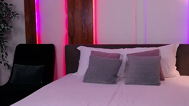 Snapshot of SkylerSpark chatting on 10-24-25, 07:32 SkylerSpark online show from 10-24-25, 07:32