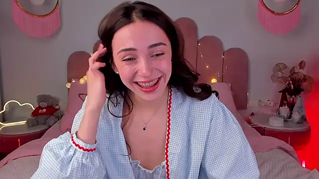 Snapshot of ElsaYoung chatting on 01-12-25, 09:19 ElsaYoung online show from 01-12-25, 09:19