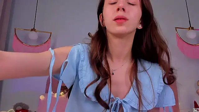 Snapshot of ElsaYoung chatting on 01-17-25, 02:18 ElsaYoung online show from 01-17-25, 02:18