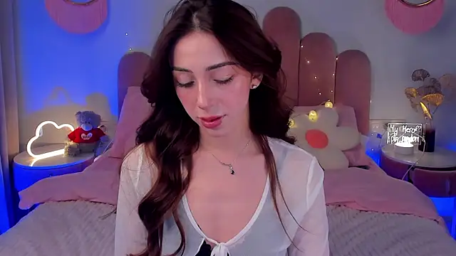 Snapshot of ElsaYoung chatting on 01-31-25, 08:22 ElsaYoung online show from 01-31-25, 08:22