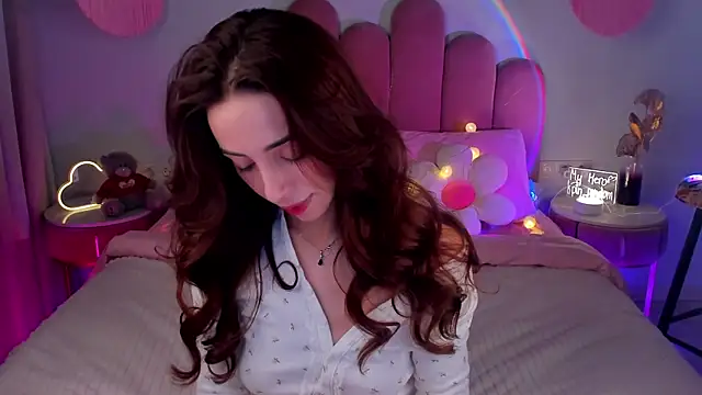 Snapshot of ElsaYoung chatting on 02-12-25, 08:29 ElsaYoung online show from 02-12-25, 08:29