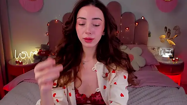 Snapshot of ElsaYoung chatting on 02-15-25, 08:33 ElsaYoung online show from 02-15-25, 08:33