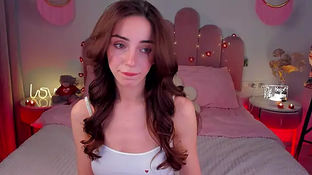 Snapshot of ElsaYoung chatting on 02-18-25, 08:25 ElsaYoung online show from 02-18-25, 08:25