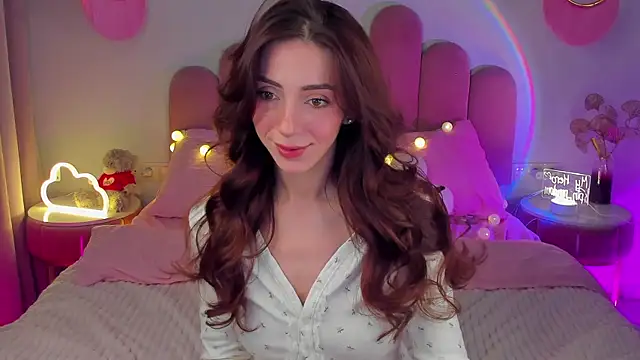 Snapshot of ElsaYoung chatting on 02-26-25, 08:44 ElsaYoung online show from 02-26-25, 08:44