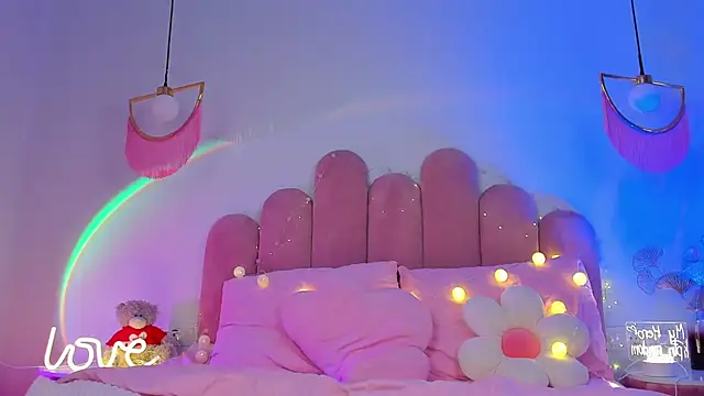 Snapshot of ElsaYoung chatting on 03-15-25, 08:32 ElsaYoung online show from 03-15-25, 08:32