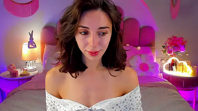 Snapshot of ElsaYoung chatting on 09-26-25, 07:29 ElsaYoung online show from 09-26-25, 07:29