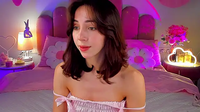 Snapshot of ElsaYoung chatting on 11-21-25, 08:18 ElsaYoung online show from 11-21-25, 08:18