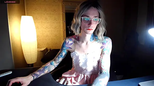 Snapshot of Julia_dolls chatting on 11-21-25, 06:17 Julia dolls online show from 11-21-25, 06:17