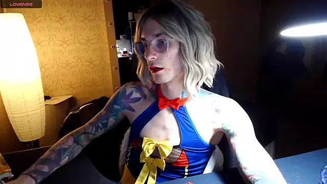 Snapshot of Julia_dolls chatting on 11-28-25, 07:16 Julia dolls online show from 11-28-25, 07:16