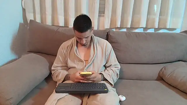 Snapshot of Geishastudios chatting on 12-17-25, 08:53 Geishastudios online show from 12-17-25, 08:53