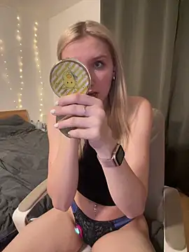 Snapshot of AnnyBelleX chatting on 12-17-25, 05:52 AnnyBelleX online show from 12-17-25, 05:52