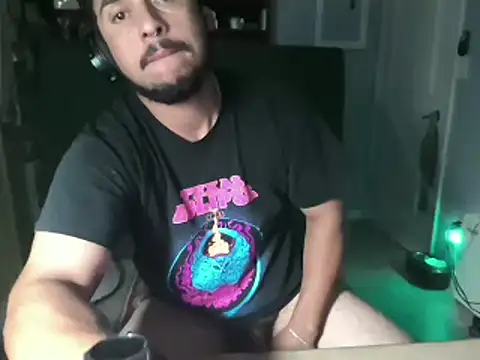 Snapshot of Bigsakzak chatting on 10-19-25, 02:45 Bigsakzak online show from 10-19-25, 02:45