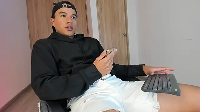 Snapshot of lucas_wellx chatting on 06-05-26, 02:40 lucas wellx online show from 06-05-26, 02:40