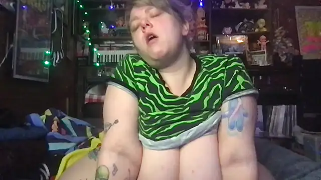 SleazeLouize online show from 12-16-25, 04:39