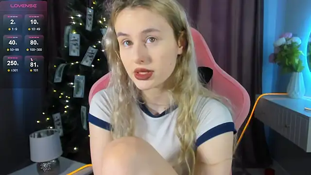 Snapshot of Molly_Toads chatting on 12-30-24, 08:43 Molly Toads online show from 12-30-24, 08:43