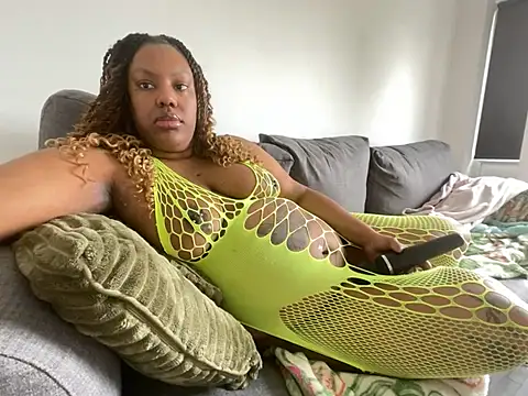 Snapshot of LavenderBuxton chatting on 02-17-25, 11:44 LavenderBuxton online show from 02-17-25, 11:44