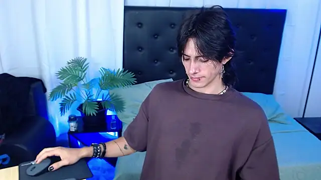 Snapshot of andreey50 chatting on 11-22-25, 01:43 andreey50 online show from 11-22-25, 01:43