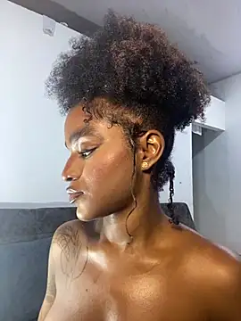 Snapshot of Zizi-campbel chatting on 03-13-25, 08:15 Zizi-campbel online show from 03-13-25, 08:15