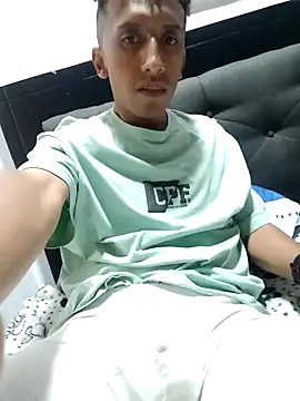 Snapshot of Alex-col chatting on 12-25-24, 07:57 Alex-col online show from 12-25-24, 07:57