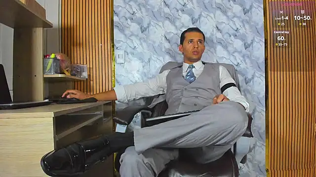 Snapshot of Hideintheoffice chatting on 06-12-26, 12:53 Hideintheoffice online show from 06-12-26, 12:53
