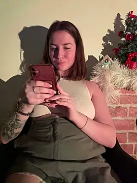 Snapshot of MayaMystic chatting on 12-17-25, 01:28 MayaMystic online show from 12-17-25, 01:28