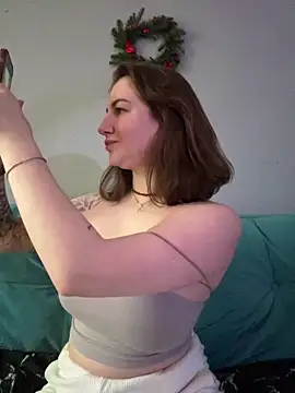 Snapshot of MayaMystic chatting on 12-18-25, 01:06 MayaMystic online show from 12-18-25, 01:06