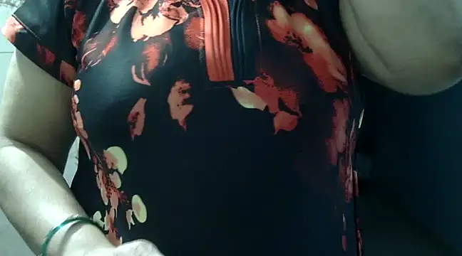 Snapshot of Housewife12 chatting on 02-15-25, 07:50 Housewife12 online show from 02-15-25, 07:50