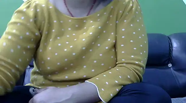 Snapshot of Housewife12 chatting on 02-19-25, 01:50 Housewife12 online show from 02-19-25, 01:50