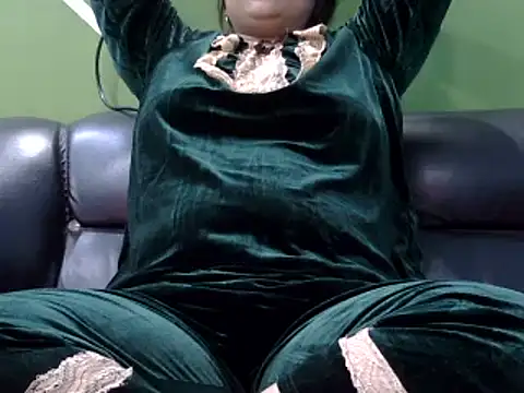 Snapshot of Housewife12 chatting on 03-13-25, 05:18 Housewife12 online show from 03-13-25, 05:18