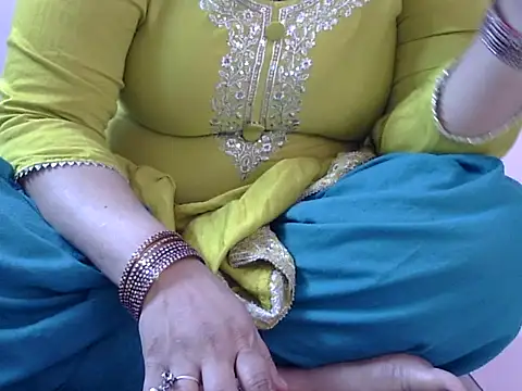 Snapshot of Housewife12 chatting on 11-13-25, 07:07 Housewife12 online show from 11-13-25, 07:07