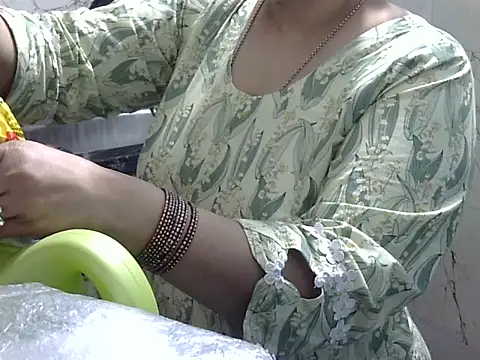 Snapshot of Housewife12 chatting on 12-17-25, 07:25 Housewife12 online show from 12-17-25, 07:25