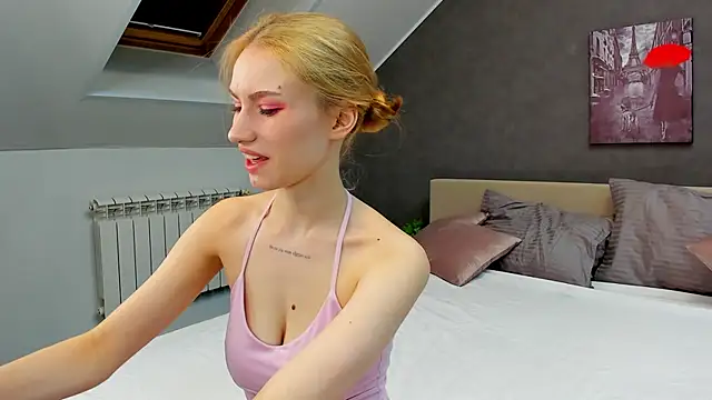 Snapshot of Mollly_Rouge chatting on 03-07-25, 12:15 Mollly Rouge online show from 03-07-25, 12:15