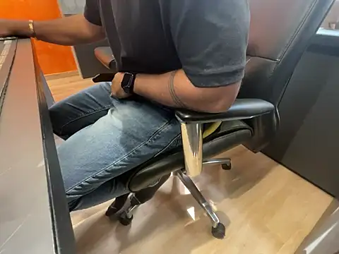 Snapshot of Nil_Talreja chatting on 12-18-25, 09:04 Nil Talreja online show from 12-18-25, 09:04