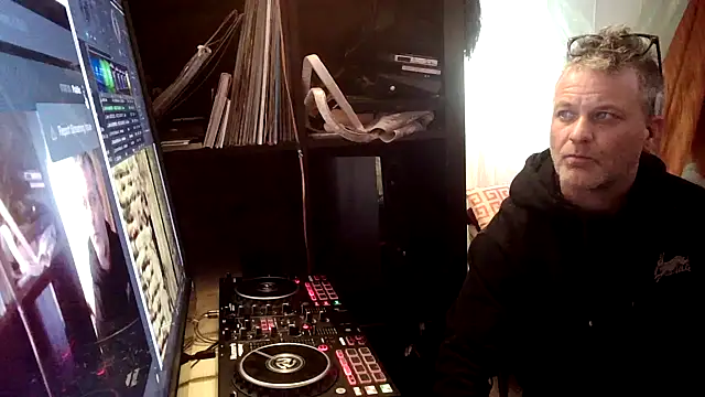 Snapshot of SilverandFox chatting on 01-21-25, 10:19 SilverandFox online show from 01-21-25, 10:19