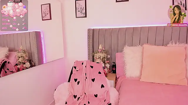 Snapshot of vanesa_moon__ chatting on 12-14-25, 01:55 vanesa moon online show from 12-14-25, 01:55