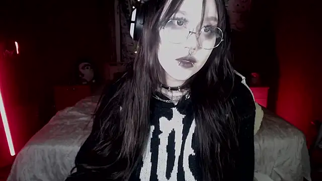 Snapshot of chloe_crystall_killer chatting on 10-09-25, 12:03 chloe crystall killer online show from 10-09-25, 12:03