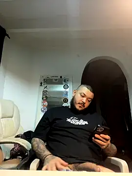 Snapshot of El_Titan1998 chatting on 10-26-25, 12:05 El Titan1998 online show from 10-26-25, 12:05