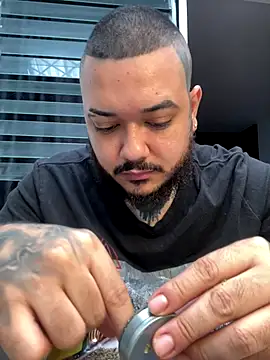 Snapshot of El_Titan1998 chatting on 11-12-25, 12:05 El Titan1998 online show from 11-12-25, 12:05