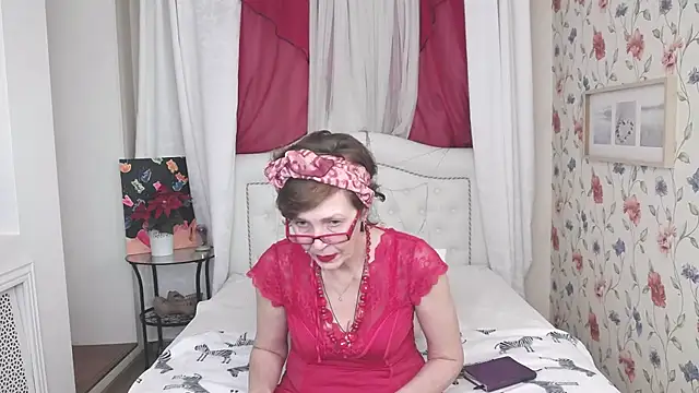 Snapshot of SilviaHart chatting on 09-30-25, 12:43 SilviaHart online show from 09-30-25, 12:43