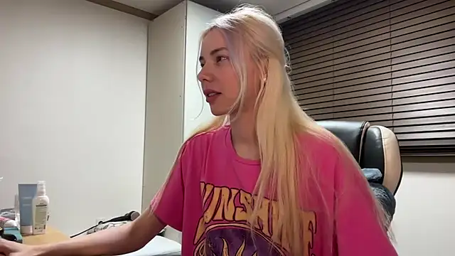 Snapshot of yunasuka chatting on 01-10-25, 09:53 yunasuka online show from 01-10-25, 09:53