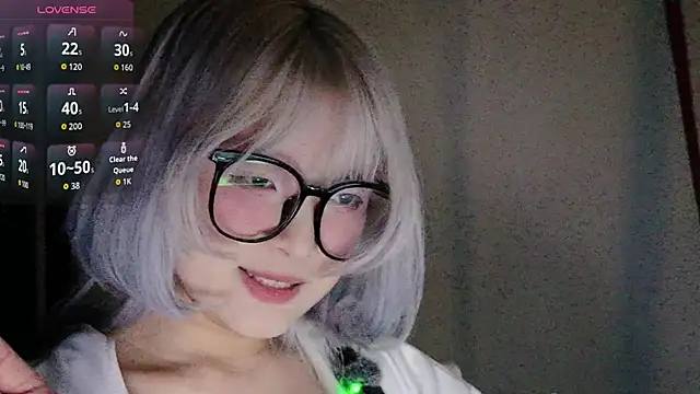 Yu UwU  online show from 10-30-25, 01:23