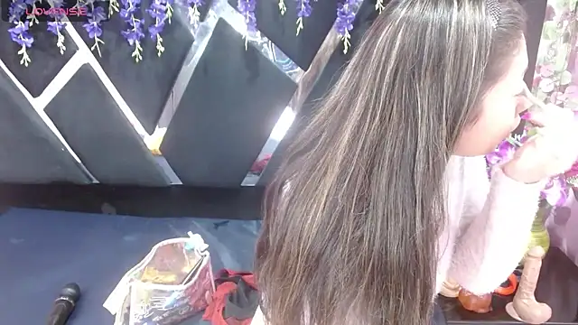 Snapshot of alison_deep chatting on 03-12-25, 04:56 alison deep online show from 03-12-25, 04:56