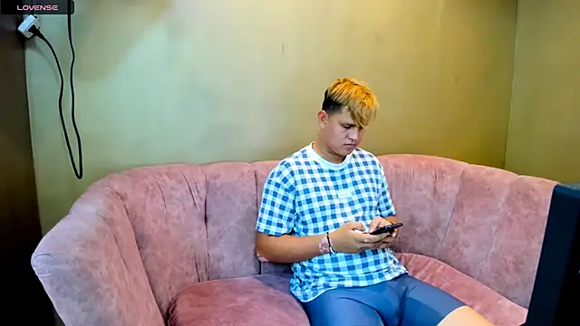 Snapshot of Warning_Boy chatting on 12-23-24, 11:39 Warning Boy online show from 12-23-24, 11:39