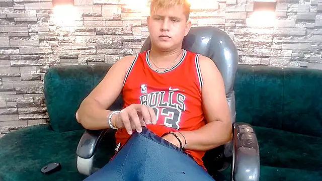 Snapshot of Warning_Boy chatting on 12-27-24, 05:09 Warning Boy online show from 12-27-24, 05:09