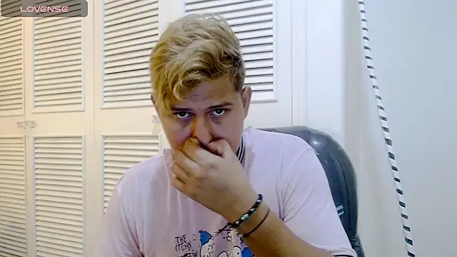 Snapshot of Warning_Boy chatting on 12-29-24, 12:20 Warning Boy online show from 12-29-24, 12:20