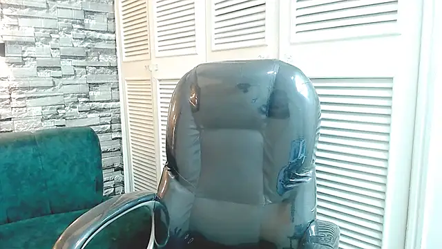 Snapshot of Warning_Boy chatting on 12-29-24, 09:52 Warning Boy online show from 12-29-24, 09:52